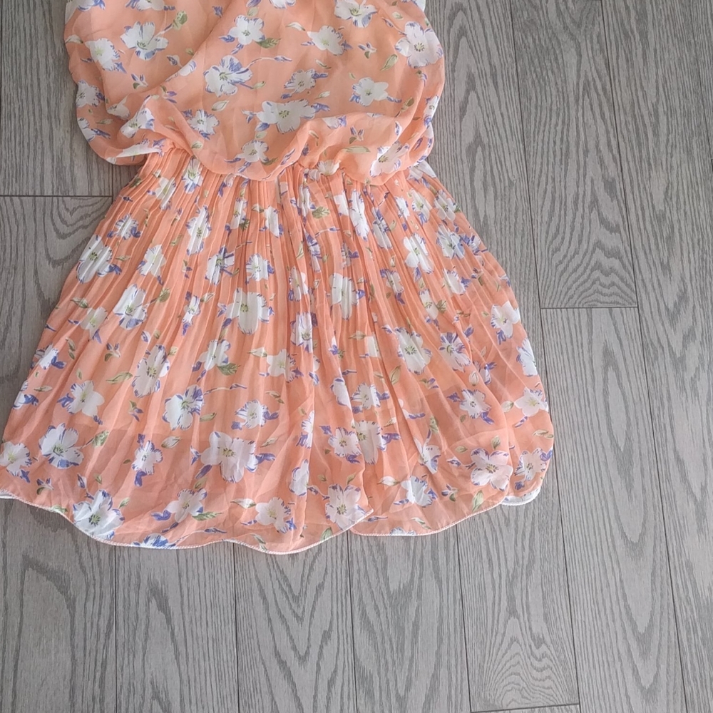Beautiful mini dress 🌼🌹🍀 - Picture 5 of 10